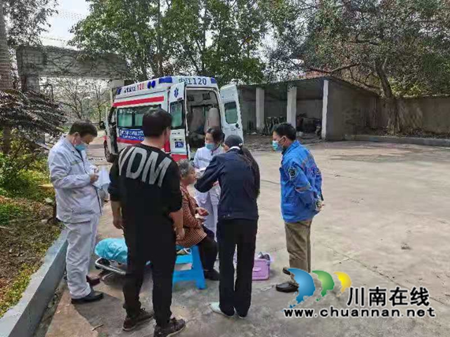 内江经开区靖民镇青冈警务室：听闻老人摔倒，“格格”辅警申援手