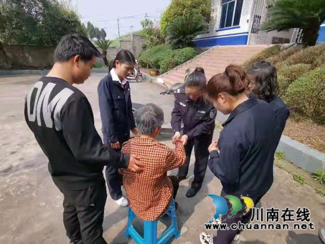 内江经开区靖民镇青冈警务室：听闻老人摔倒，“格格”辅警申援手(图3)