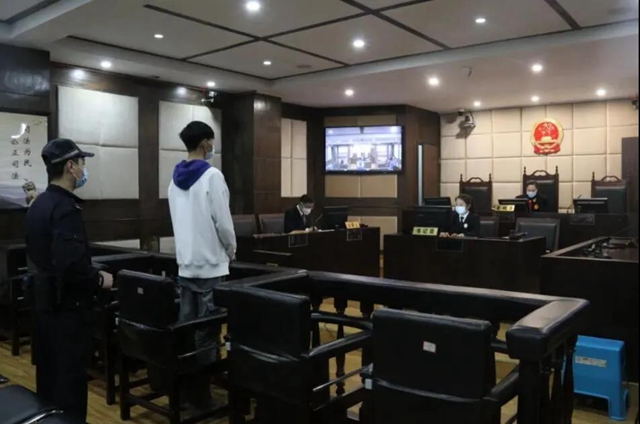 十几斤重的行李箱敢往楼下扔？四川首例高空抛物罪宣判！(图1)