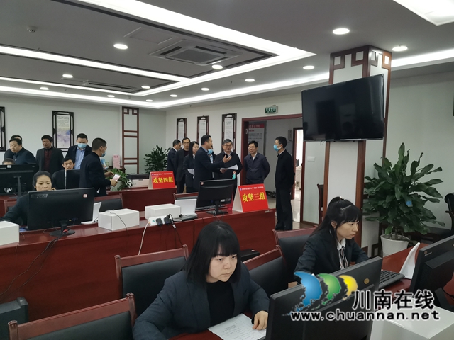熊启权调研泸州市不动产登记中心“一网通办”攻坚工作(图2)