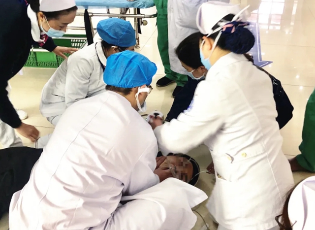 突发！门诊大厅男子倒地抽搐！监控记录下惊险一幕(图6)