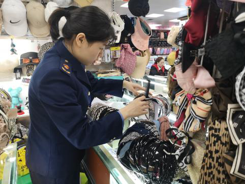 LV、CHANEL、HERMES…泸州12个卖涉外名牌“A货”商家被查!(图3) LV、CHANEL、HERMES…泸州12个卖涉外名牌“A货”商家被查!(图3)