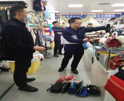 LV、CHANEL、HERMES…泸州12个卖涉外名牌“A货”商家被查!(图4) LV、CHANEL、HERMES…泸州12个卖涉外名牌“A货”商家被查!(图4)