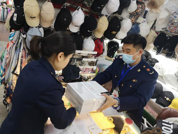 LV、CHANEL、HERMES…泸州12个卖涉外名牌“A货”商家被查!(图6) LV、CHANEL、HERMES…泸州12个卖涉外名牌“A货”商家被查!(图6)