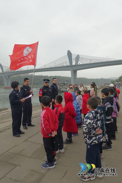 公安趸船成“课堂”！泸州40余名小朋友江上学习防溺水(图6)