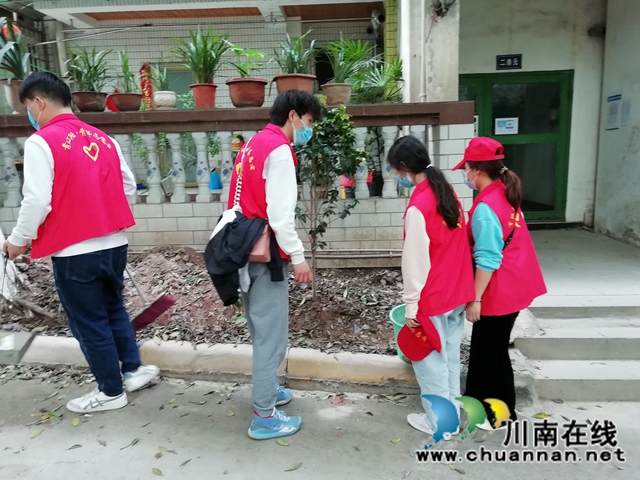 江阳区华阳街道开展美化小区环境志愿服务活动