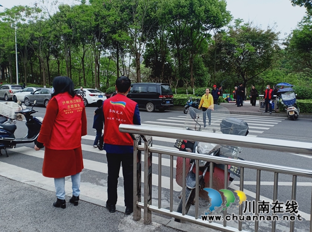 江阳区华阳街道开展校园周边交通安全维护活动