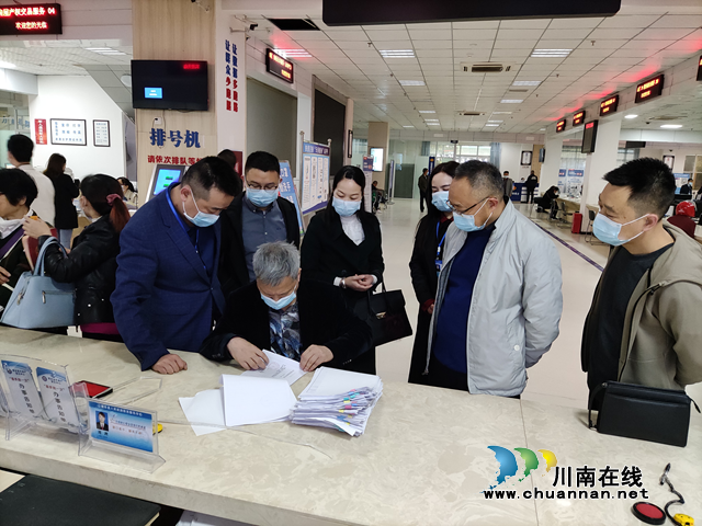 省政府驻泸督察员到叙永督导易地扶贫搬迁安置住房不动产登记工作(图2)