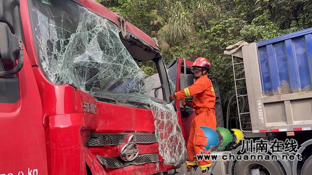 叙永：货车司机遇车祸被方向盘卡腿，消防16分钟破拆救人(图6)