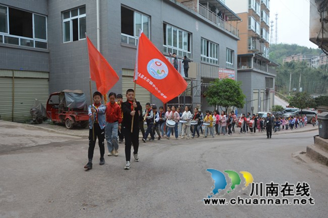 叙永县大石镇中心小学校开展“清明节缅怀先烈”扫墓活动