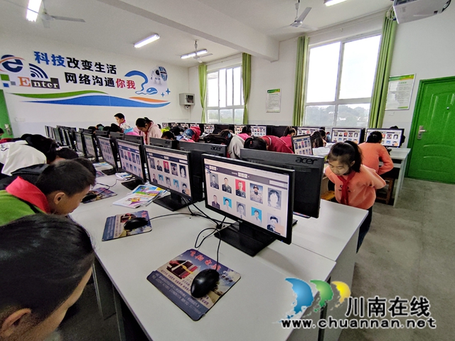 叙永县龙凤中心校四一中队孩子们向英雄先烈们敬礼表哀思(图2)
