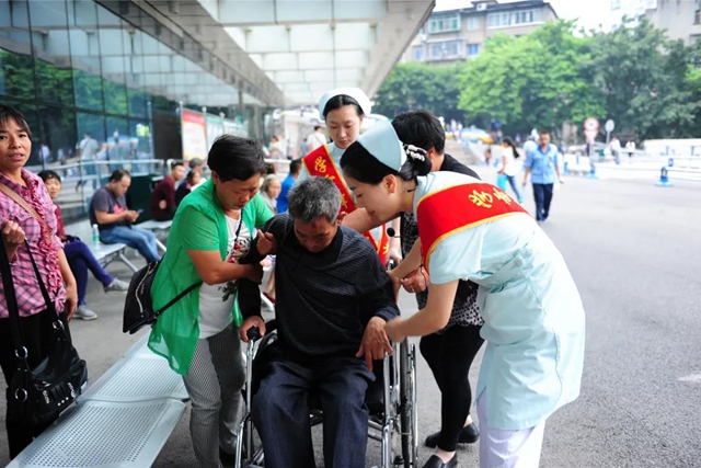 泸州首次！西南医大附院党团医疗志愿服务总队荣获全国最佳志愿服务组织(图7)