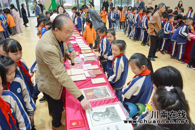 触摸历史，铭记党恩！叙永县城西实验学校联合收藏协会举办红色藏品展