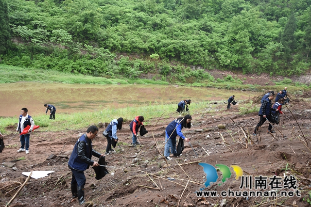古蔺县自然资源和规划局开展“清河护岸”专项行动(图2) 古蔺县自然资源和规划局开展“清河护岸”专项行动(图2)