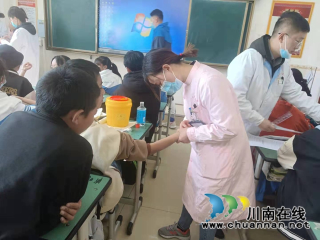 甘孜州雅江县疾控中心进呷拉镇初级中学开展结核病筛查
