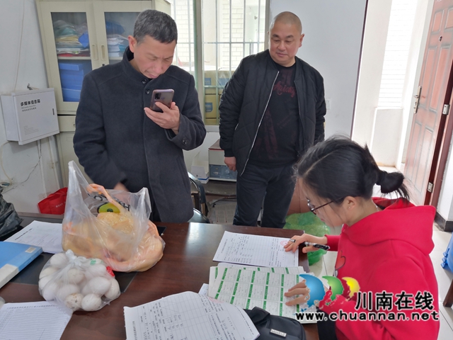泸县食安委到百和镇开展农产品质量安全监测抽样工作