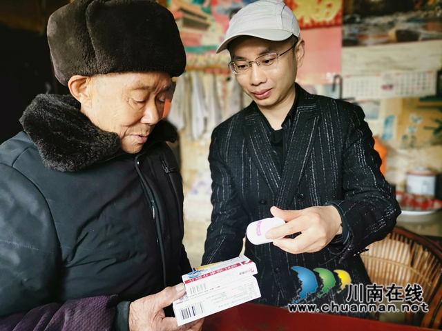 泸州作家网络红人关爱农村留守老人