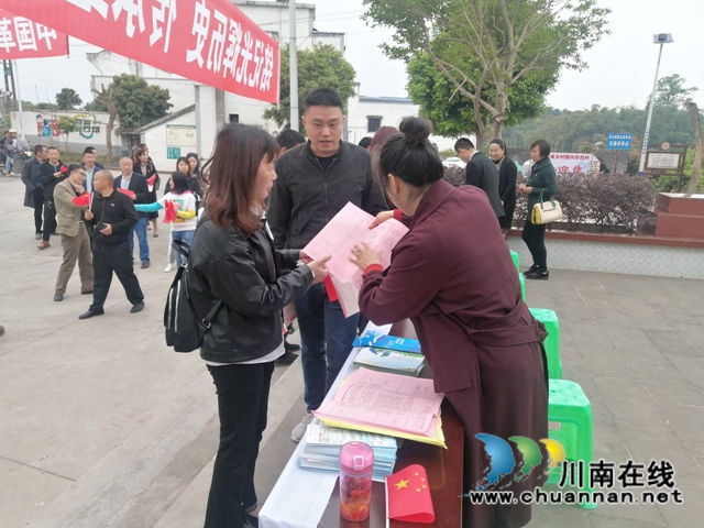 泸县云龙镇开展“铭记光辉历史，传承红色基因”社保宣传活动