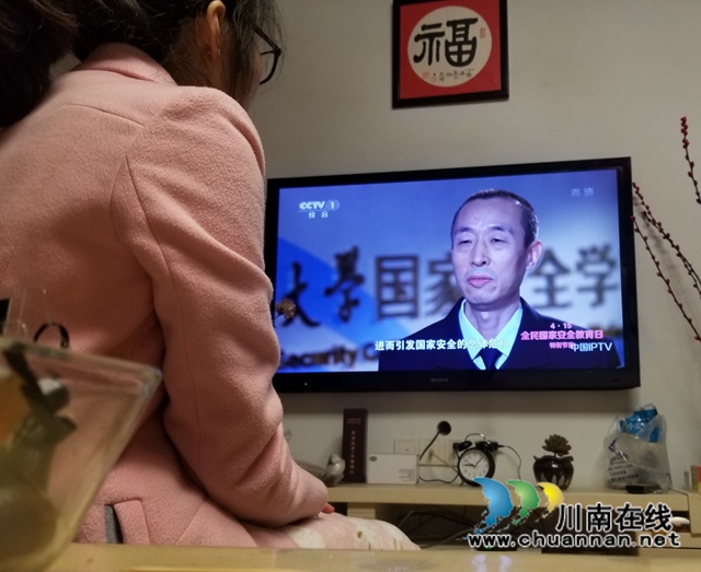 龙马潭区小市街道组织收看《护航之道——总体国家安全观纵横》专题节目