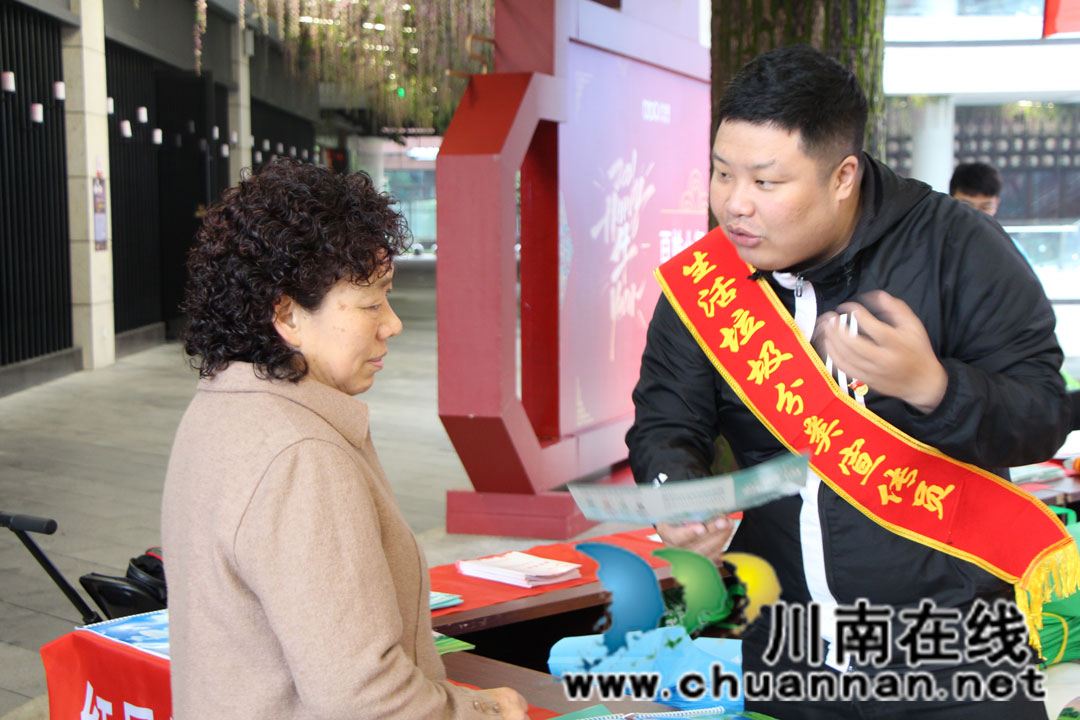 泸州市红星街道：开展垃圾分类“撤桶并点”宣传活动