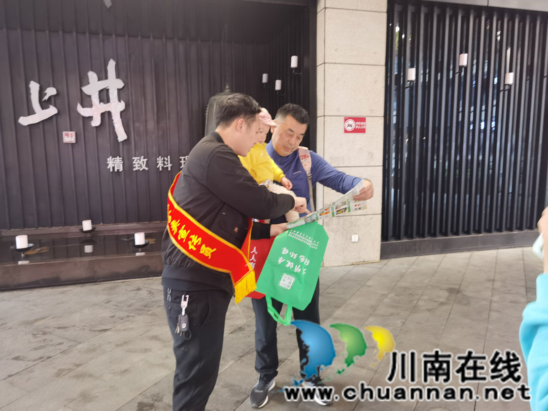 泸州市红星街道：开展垃圾分类“撤桶并点”宣传活动(图3)