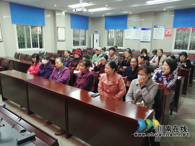 龙马潭区小市街道合道街社区开展防范电信诈骗宣讲会(图2)