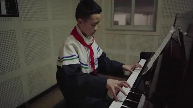 泸州断指少年有个钢琴梦……(图2)