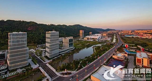 “十三五”期间,宜宾工业增加值总量突破1000亿元(图1) “十三五”期间,宜宾工业增加值总量突破1000亿元(图1)
