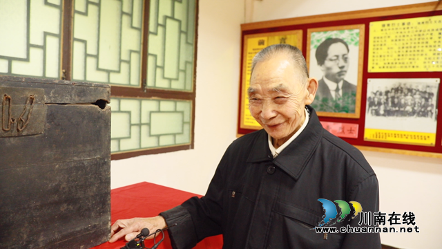 【红色百宝】装载穆青初心使命的书箱(图4) 【红色百宝】装载穆青初心使命的书箱(图4)