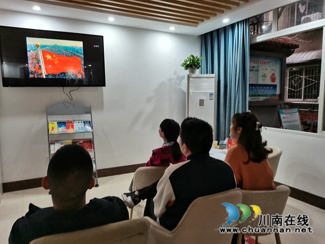 龙马潭区小市街道杜家街社区组织观看《我和我的祖国》(图2)
