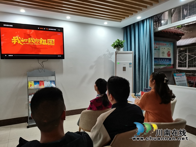 龙马潭区小市街道杜家街社区组织观看《我和我的祖国》