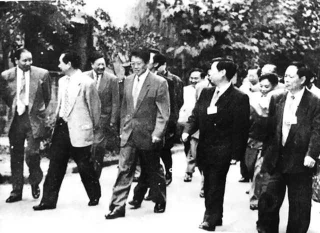 1997年，李铁映到内江调研
