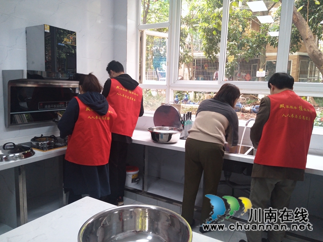龙马潭区红星街道双桂社区开展“爱心敲敲门 温暧送上门”志愿服务活动