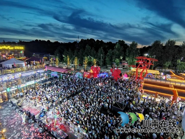 5吨小龙虾免费吃!天远时代天街第二届小龙虾文化节提前约上!(图3) 5吨小龙虾免费吃!天远时代天街第二届小龙虾文化节提前约上!(图3)