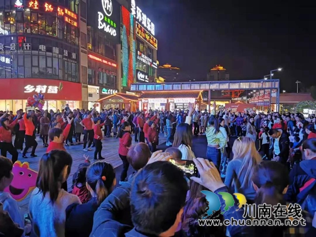 5吨小龙虾免费吃!天远时代天街第二届小龙虾文化节提前约上!(图7) 5吨小龙虾免费吃!天远时代天街第二届小龙虾文化节提前约上!(图7)