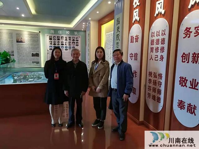 作家刘建华把自创作品捐赠给叙永一中(图2)