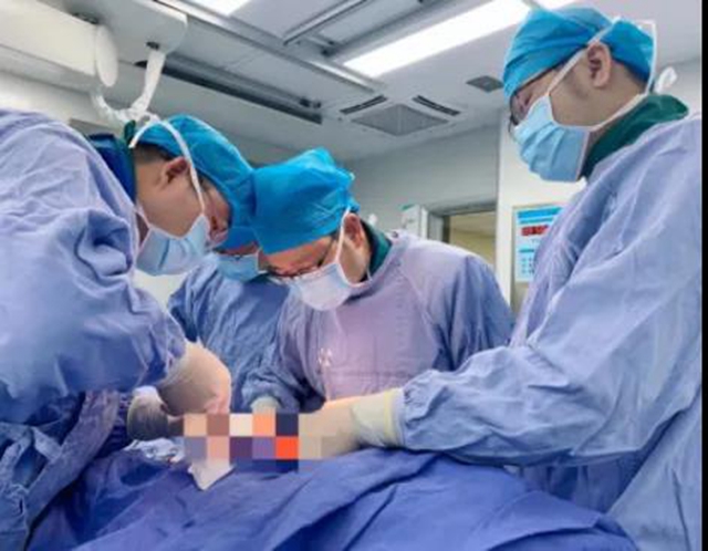 泸州市人民医院独立成功完成首例腹主动脉瘤血管腔内修复术(图1)