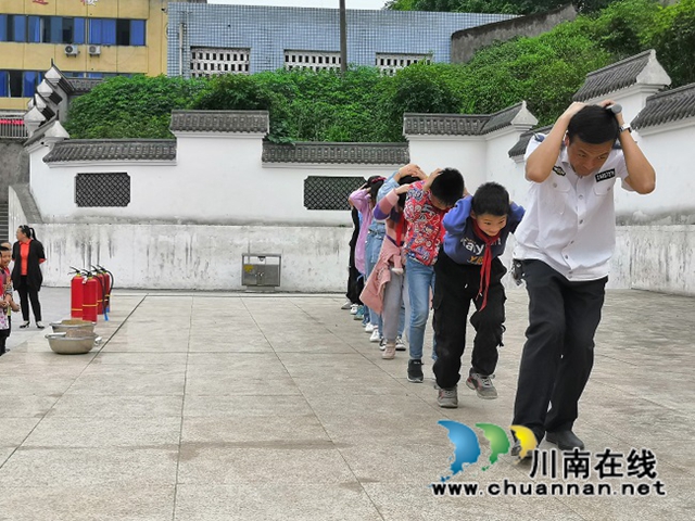 纳溪区天仙镇中心小学开展防震、防火紧急疏散逃生演练