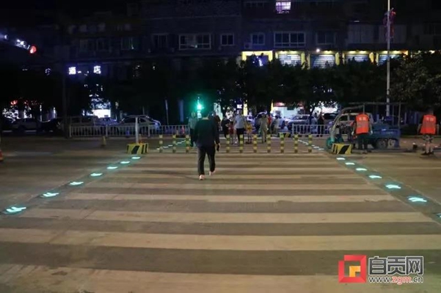 自贡第一条“发光斑马线”落地荣县