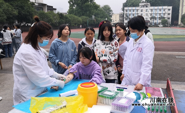 合江九支中学组织初三学生参加中考前体检