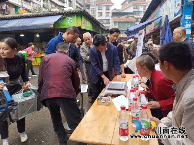 “关注民生  计量惠民”，泸州开展集贸市场5500台衡器免费体检(图2)