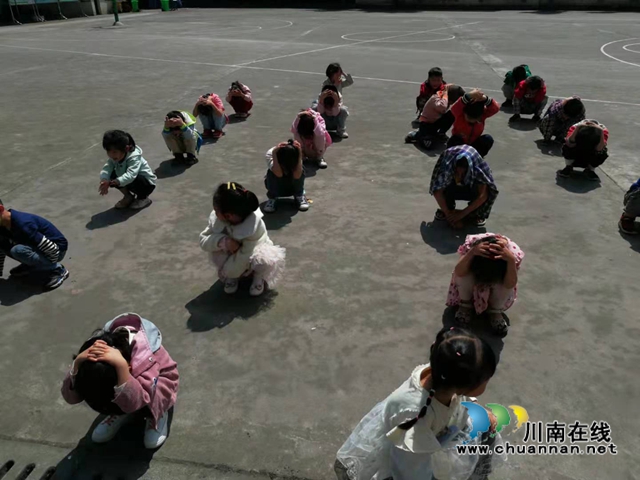 纳溪区天仙镇中心幼儿园开展“防震减灾”安全演练活动(图3)