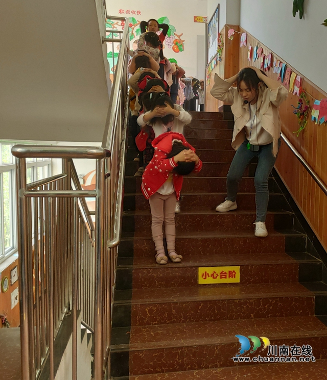 纳溪区天仙镇中心幼儿园开展“防震减灾”安全演练活动(图2)