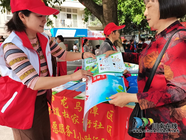 龙马潭区小市街道杜家街社区开展垃圾分类宣传活动(图2)