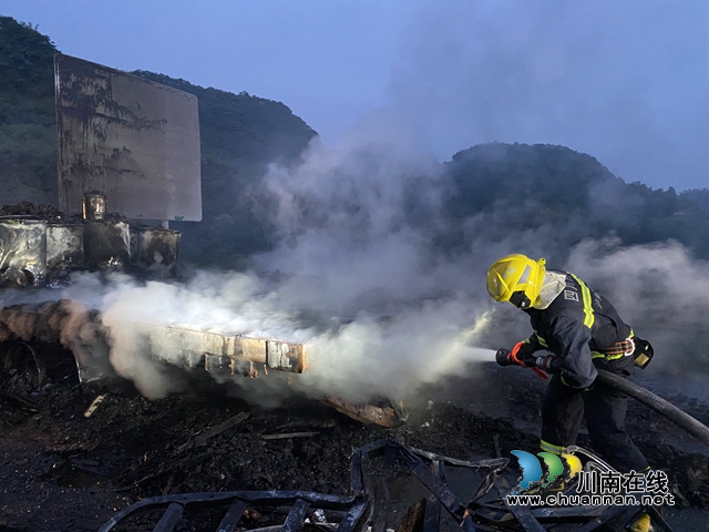 泸州:货车高速路隧道入口起火燃烧,消防出动“水龙”灭火(图8) 泸州:货车高速路隧道入口起火燃烧,消防出动“水龙”灭火(图8)