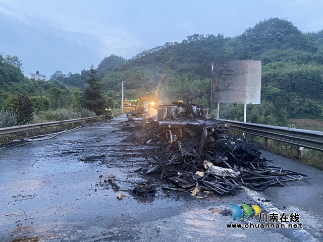 泸州:货车高速路隧道入口起火燃烧,消防出动“水龙”灭火(图6) 泸州:货车高速路隧道入口起火燃烧,消防出动“水龙”灭火(图6)