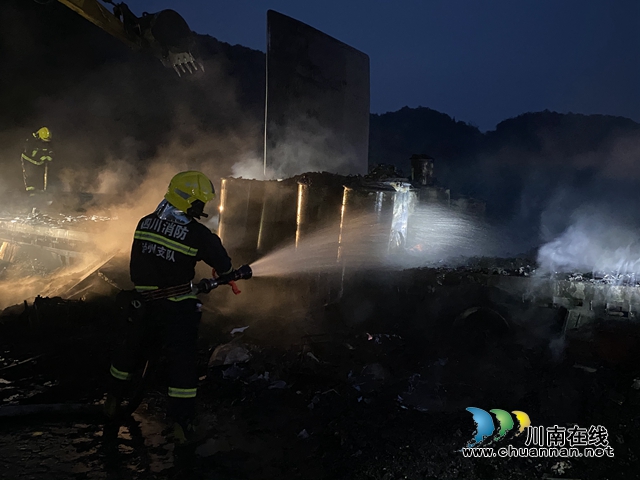泸州:货车高速路隧道入口起火燃烧,消防出动“水龙”灭火(图5) 泸州:货车高速路隧道入口起火燃烧,消防出动“水龙”灭火(图5)