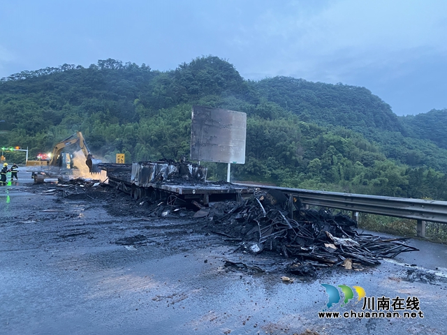 泸州:货车高速路隧道入口起火燃烧,消防出动“水龙”灭火(图9) 泸州:货车高速路隧道入口起火燃烧,消防出动“水龙”灭火(图9)