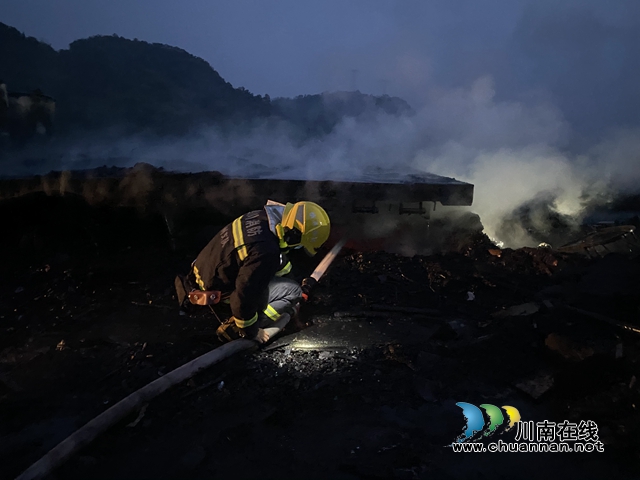 泸州:货车高速路隧道入口起火燃烧,消防出动“水龙”灭火(图7) 泸州:货车高速路隧道入口起火燃烧,消防出动“水龙”灭火(图7)