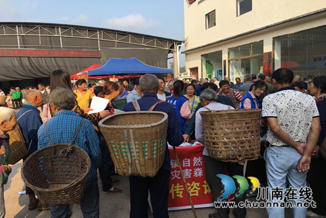 合江县真龙镇开展《未成年人保护法》宣传活动